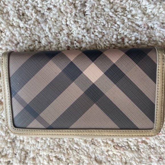 Burberry wallet. Very clean. Limited edition. - Picture 1 of 4
